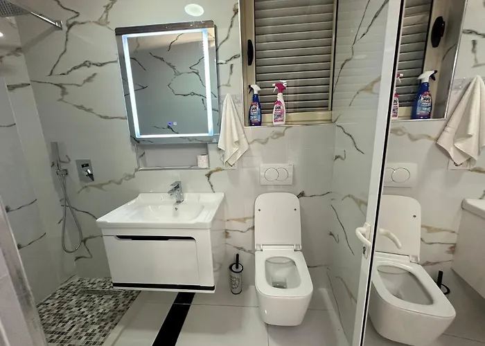 Esto's Near Tirana Airport 1 - Self Checkin -netflix - Free Parking * Valias